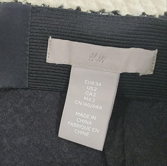 H&M Classic Black and White Tweed Mini Skirt Size 2 Straight Pencil Textured - Picture 5 of 10